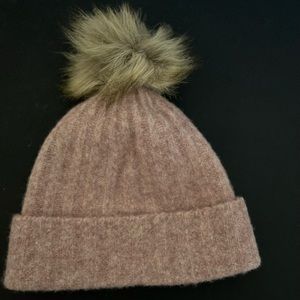 Aritzia Babaton The Group winter hat